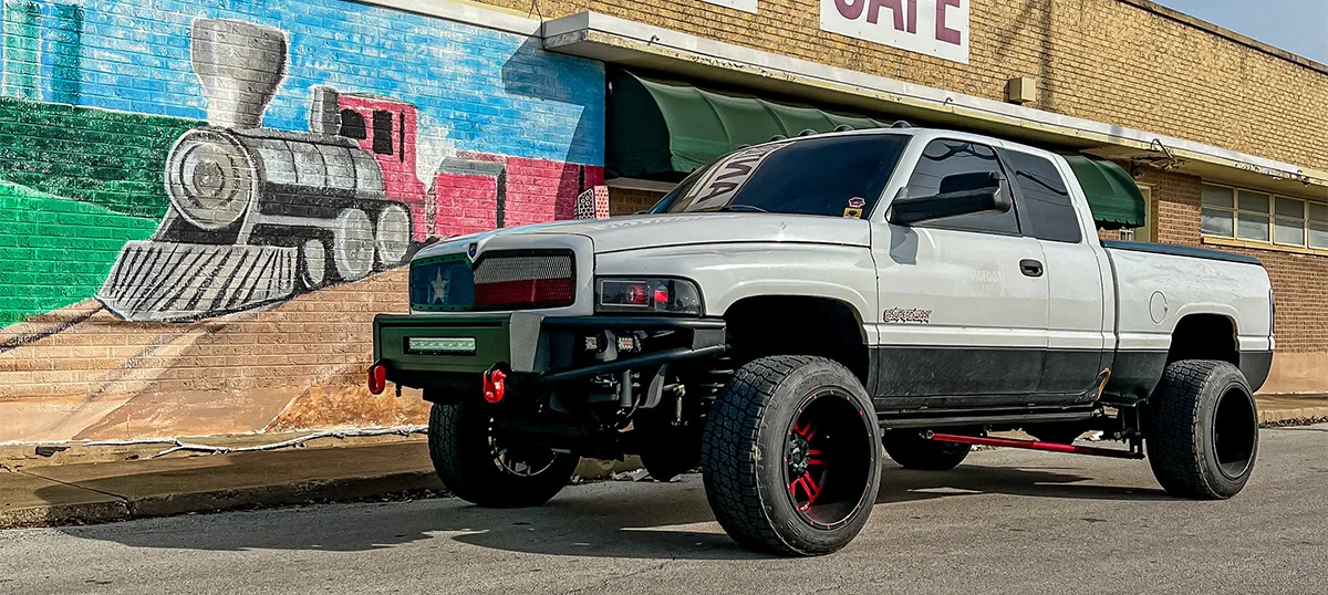 Front-three-quarter view Devin's 1999 Dodge 2500 pickup HornBlasters Shocker Conductor's Special 232 Spare Tire Delete train horn kit featured install gallery photo 1