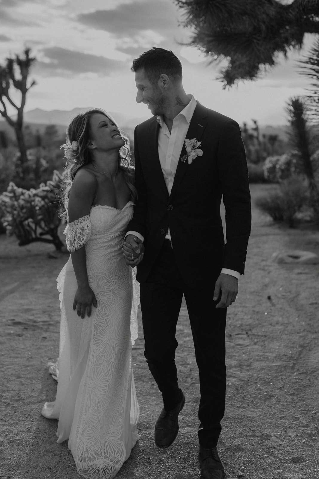 Imagen en blanco y negro de la novia y el novio riendo juntos