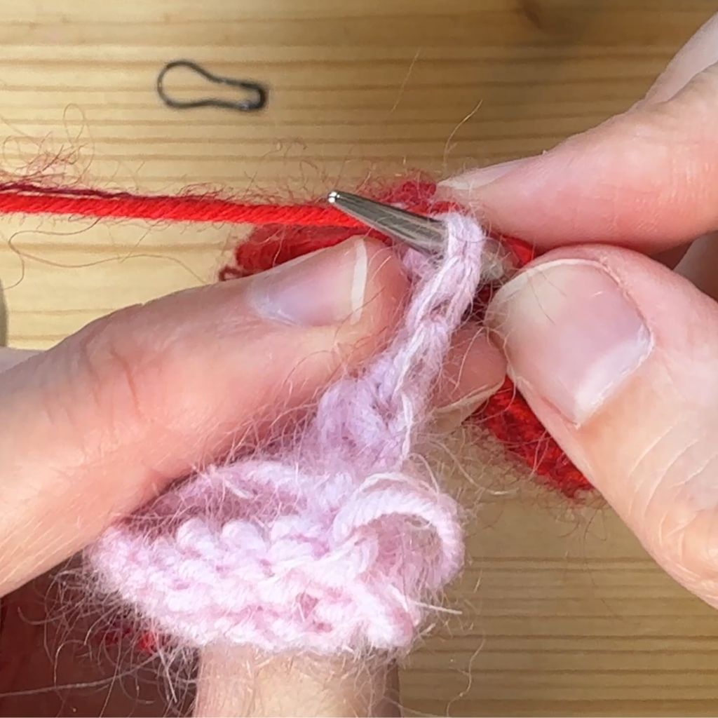 I-Cord anstricken. Schritt 8.: Gehe erneut durch die Maschen deiner Tuchkante und beginne von vorne.