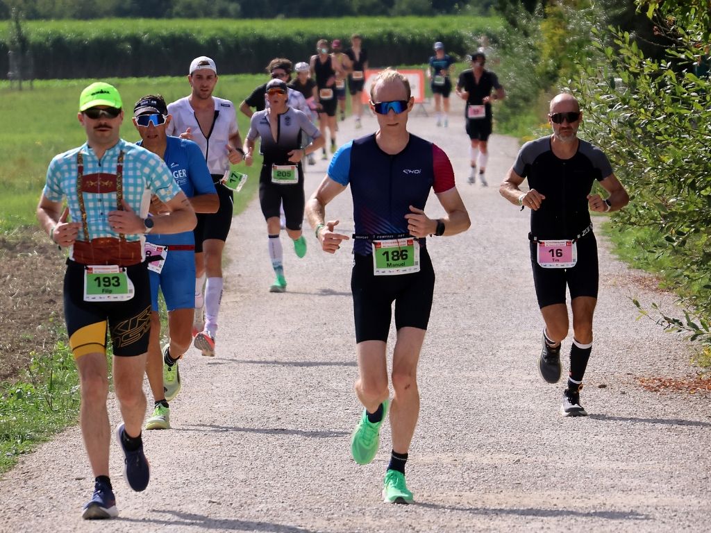 Athleten auf der Laufstrecke beim triathlon.de CUP Königsbrunn 2026.