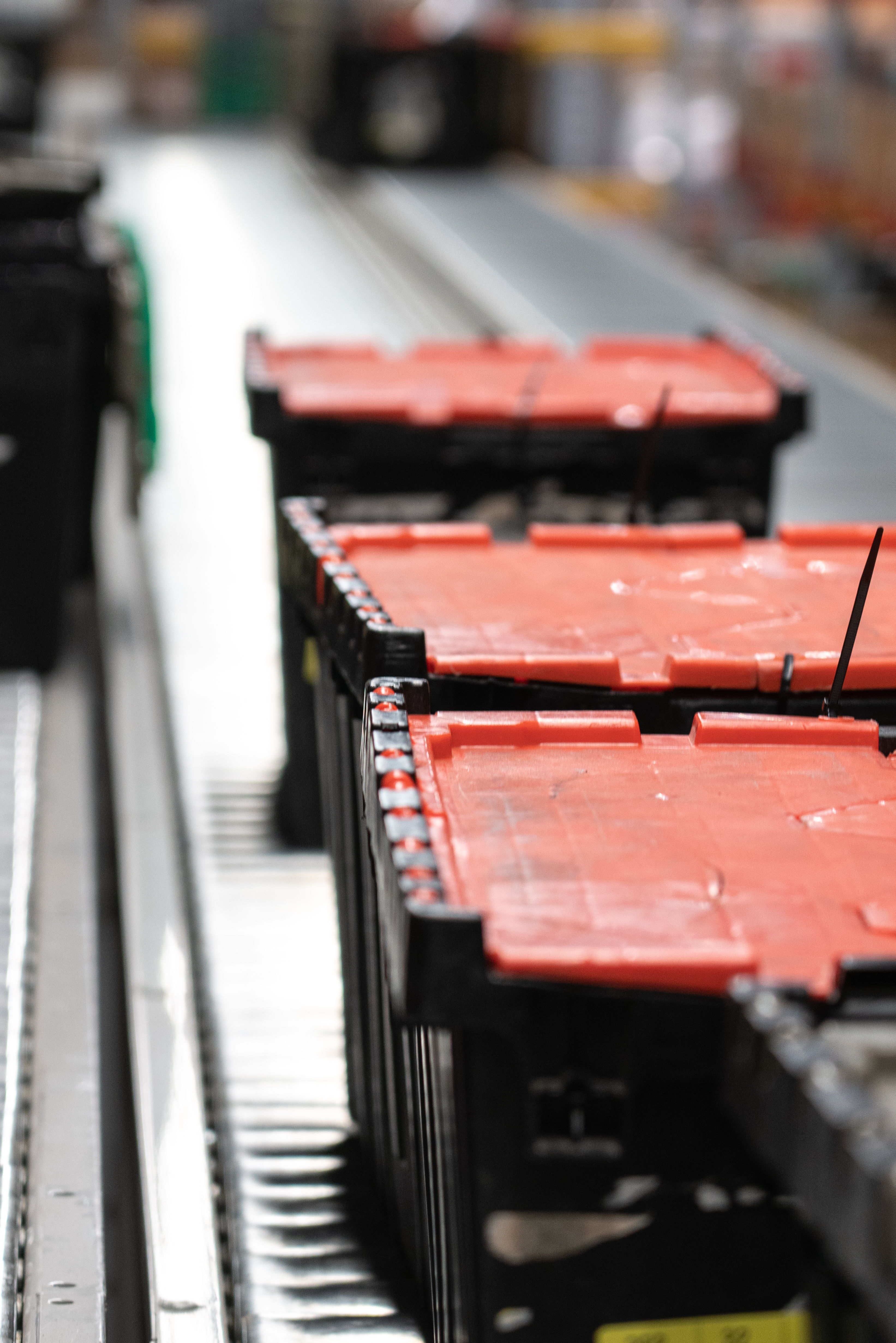 Close up image of totes on accumulation conveyor