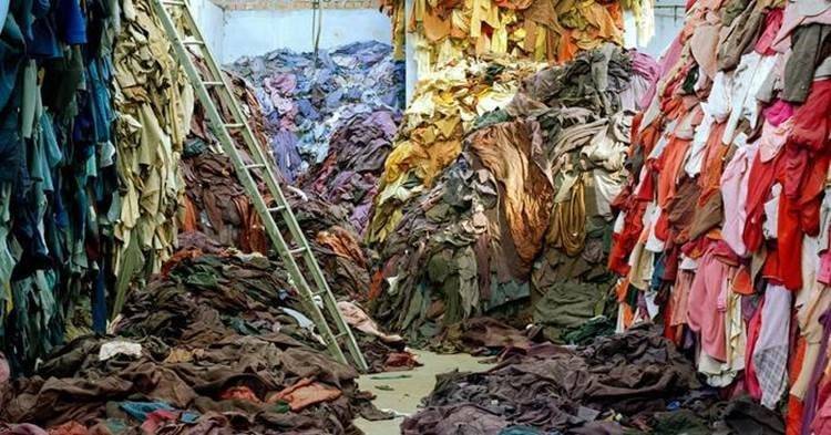 Des tas de déchets qui sont des vêtements fabriqués par des entreprises de mode rapide