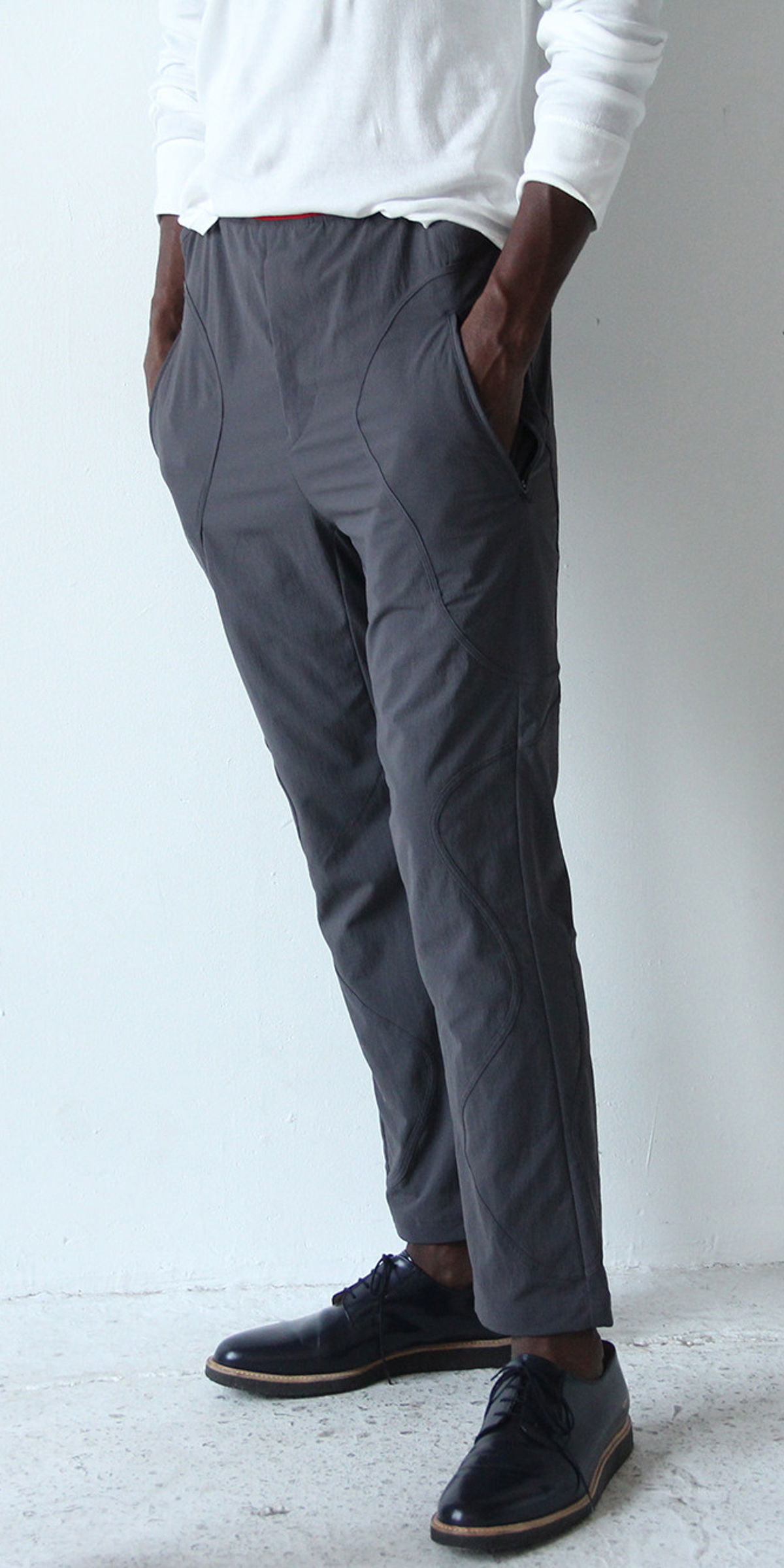 DISCREET DISCOVERER – TEXTURED UTILITY TRAVEL PANT