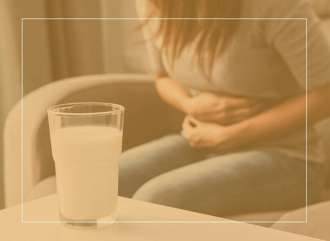  Les allergies alimentaires sont différentes de l’intolérance qui donne à certaines personnes, comme cette femme sur son canapé, des maux d’estomac après avoir bu du lait.