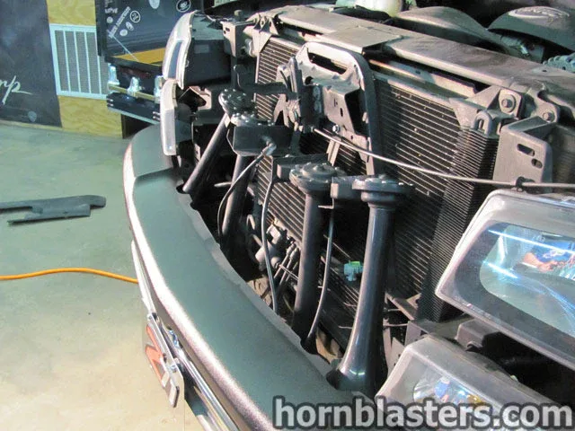 Engine bay or underhood area Shocker XL onboard air context 2005 Silverado 1500 photo 10