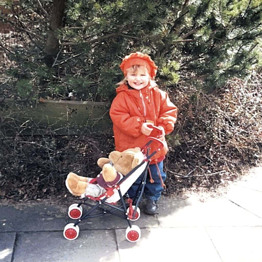 Kinderfoto von Redakteurin Sina mit ihrem Teddy 