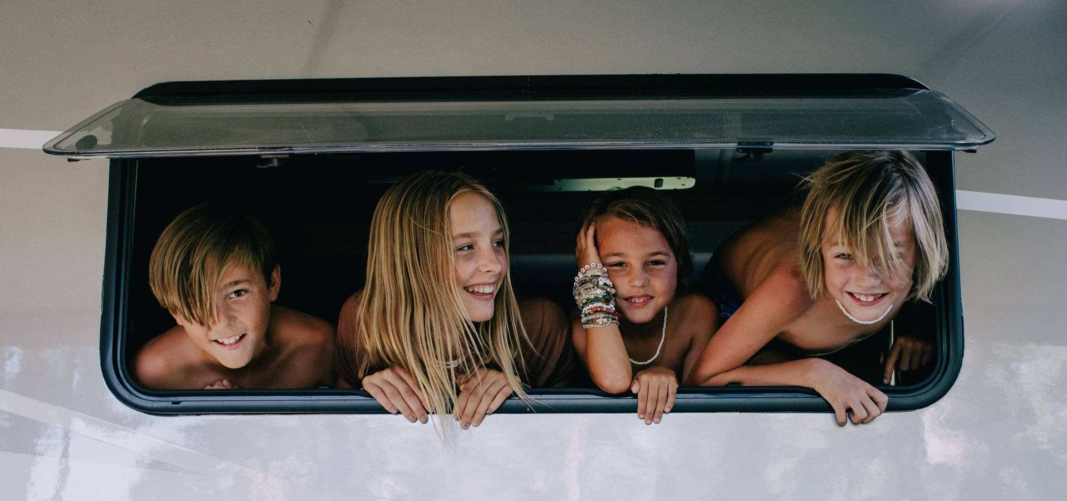 Hocking kids in van window