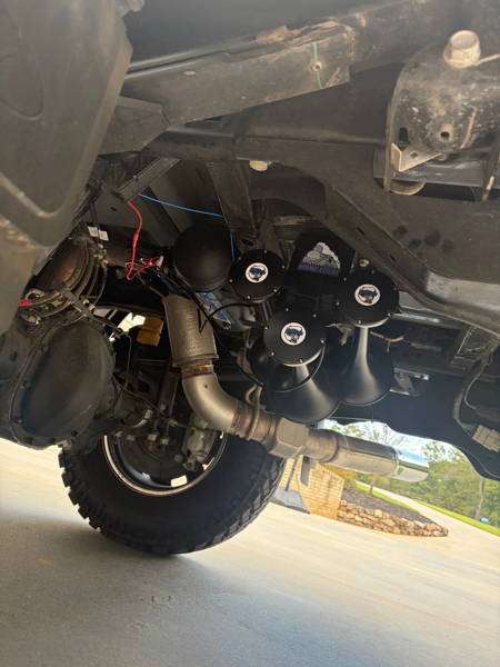 Mini Outlaw horns mounted behind the rear axle on a 2019 Ford F-250