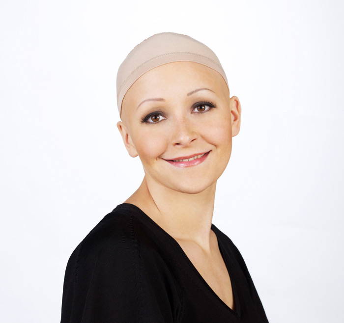 Frau mit Unterziehhaube von Christine Headwear bei Chemotherapie