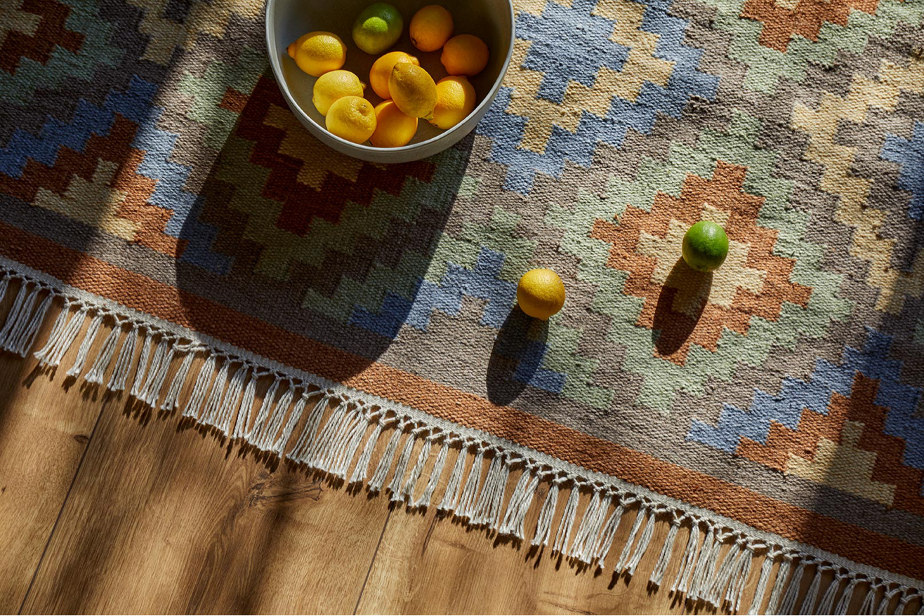 Ein bunter Teppich von oben mit Früchten