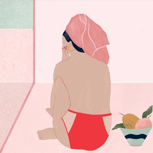 Ilustração de uma mulher se olhando no espelho. Ela está sentada de costas com uma toalha na cabeça utilizando uma calcinha absorvente.