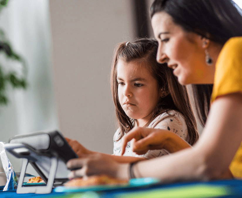 TD Speech Case avec iPad utilisé par une fille et sa mère pour communiquer