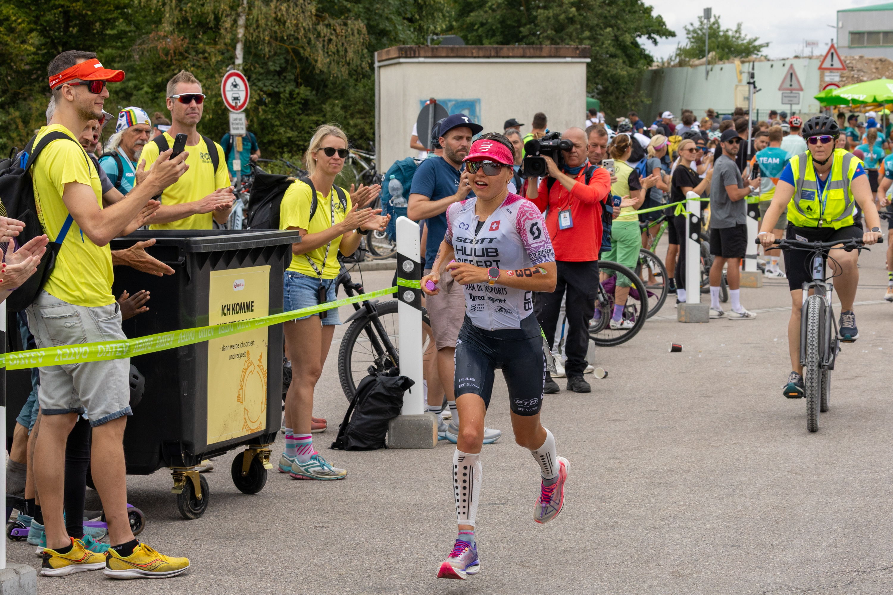 Alanis Siffert auf der Laufstrecke auf ihrem Weg ins Ziel.