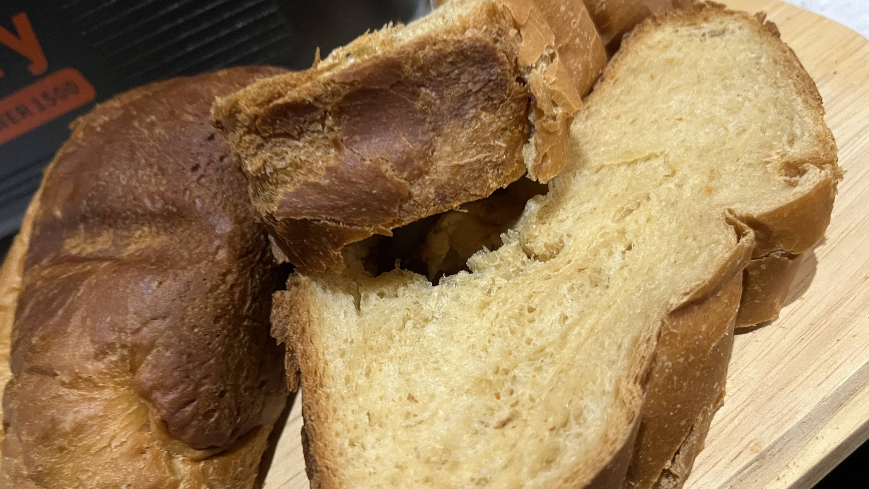 Jackeryポータブル電源1500で焼いたパンの写真