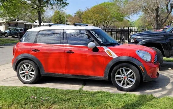Side profile red Mini Cooper Countryman white roof black cladding Tina's 2011 Countryman Conductor's Special 2HB HornBlasters gallery photo 2