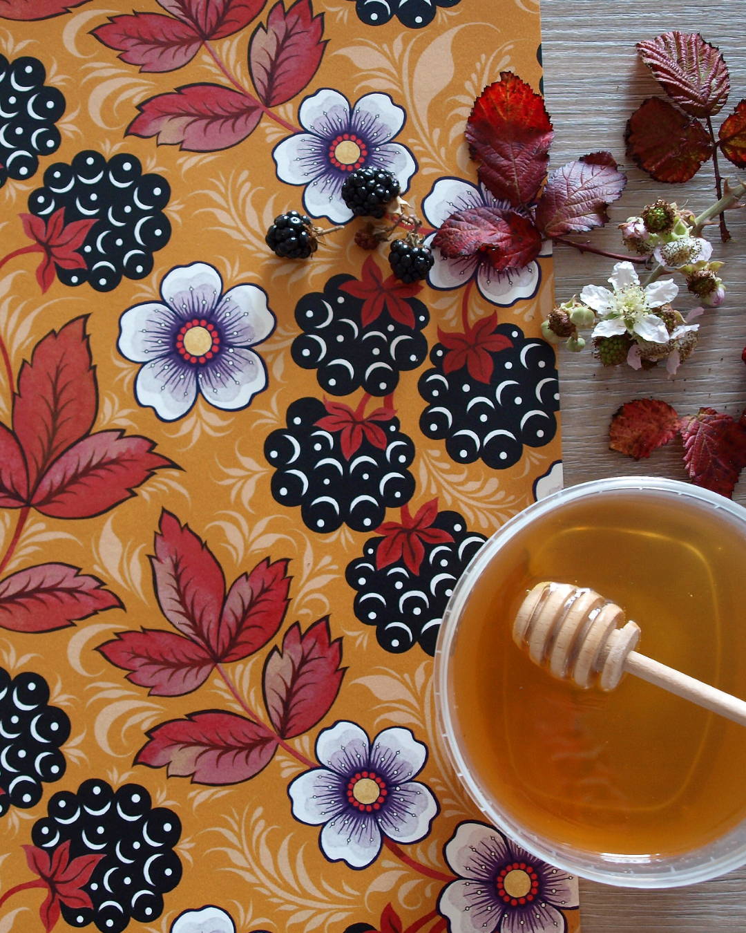 blackberry-wallpaper-autumn-fall-floral-print-olenka-british-design-made-in-england
