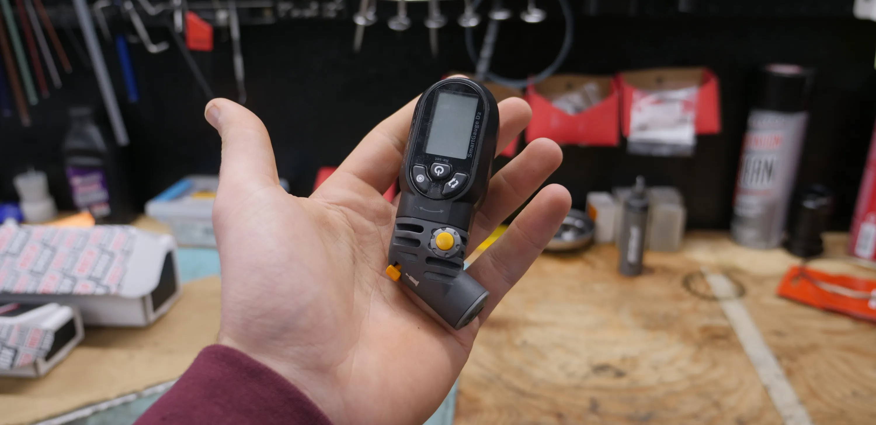 a topeak smartgauge d2 mountain bike digital tire pressure gauge
