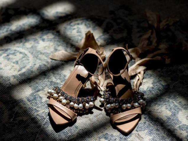Zapatos de tacón Grace Loves Lace Dosa en color arena y tobilleras de perlas 
