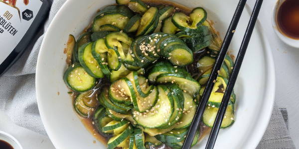 Tendenza dei social media della ricetta insalata asiatica di cetrioli