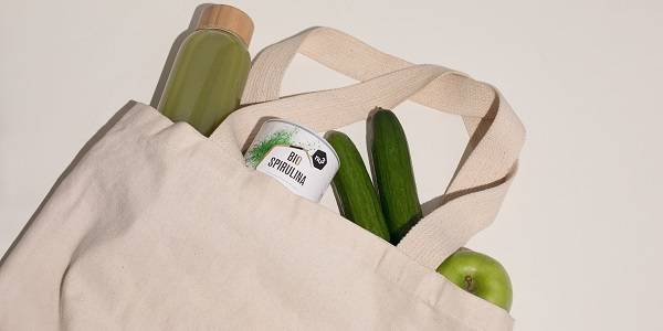 Einkaufstasche mit Obst, Gemüse und Spirulina von nu3