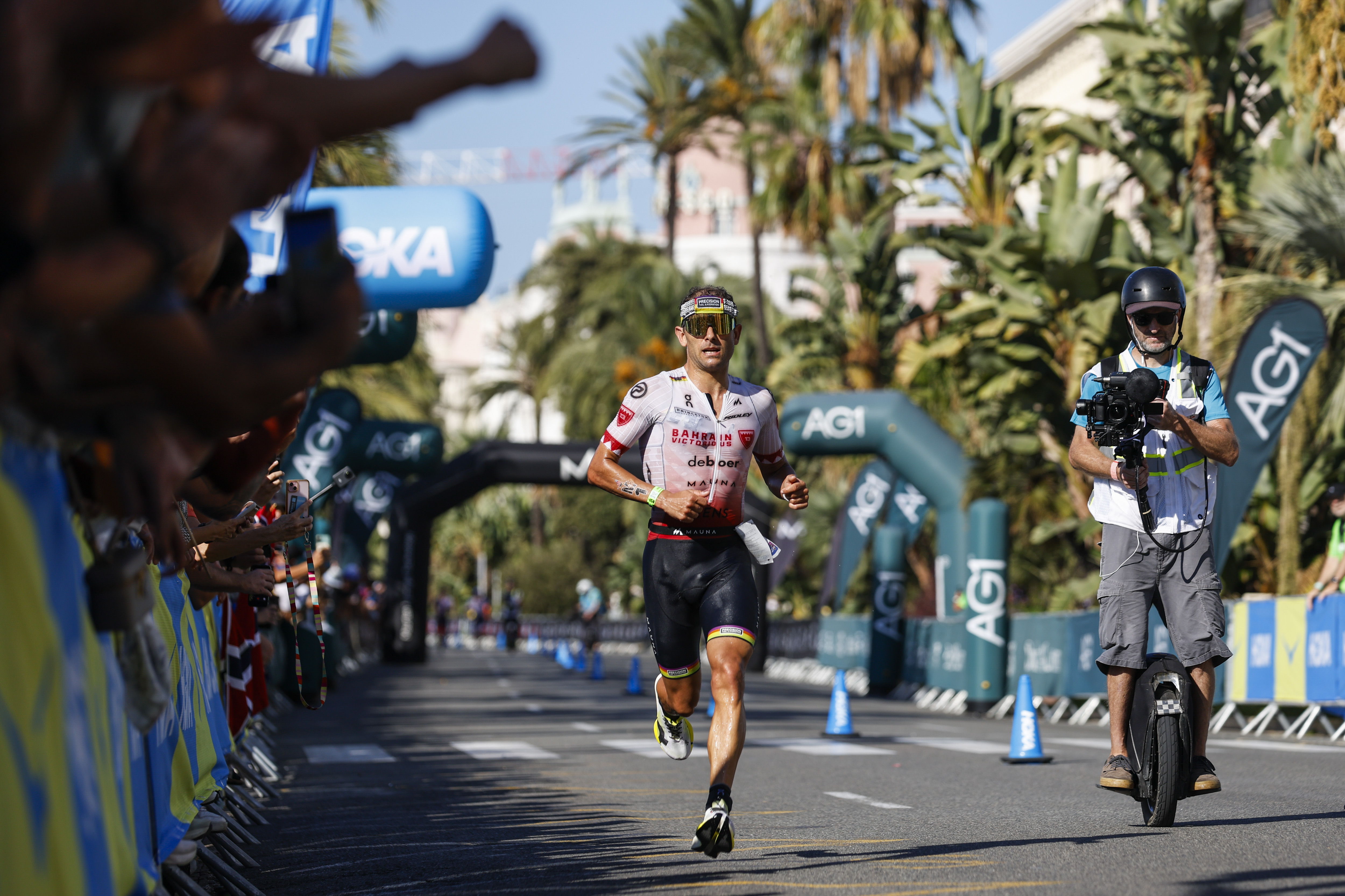 Jelle Geens aus Belgien auf der Zielgeraden des Männer-Rennens der IRONMAN-70.3-Weltmeisterschaft.