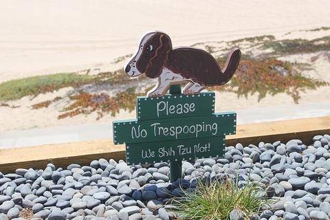 no trespassing dog sign - AnimalBiome