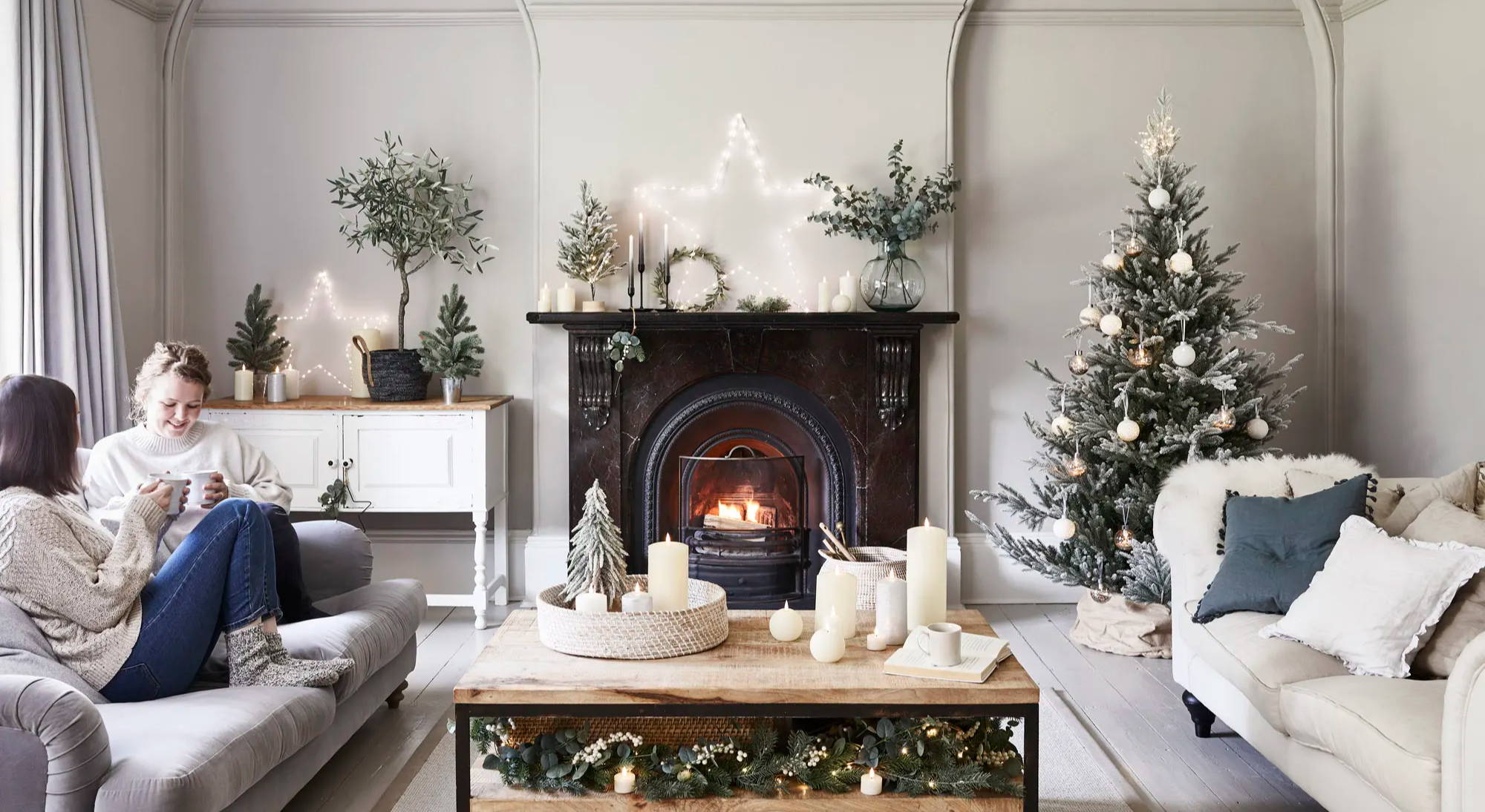 Weihnachtlich dekoriertes Wohnzimmer mit geschmücktem  Weihnachtsbaum