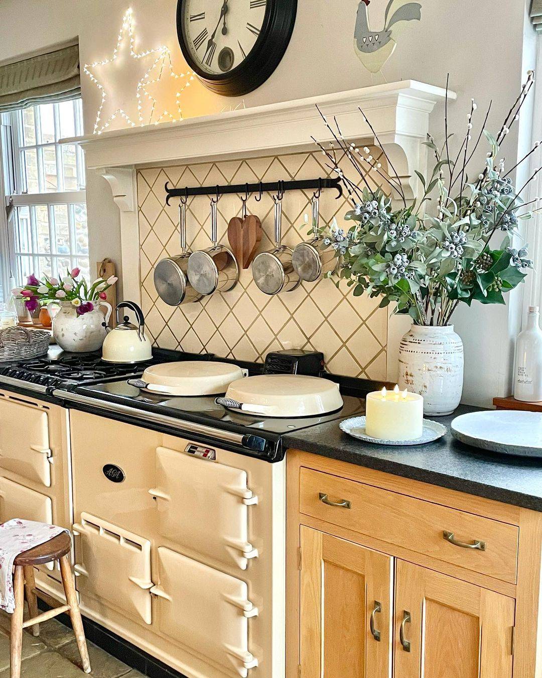 A kitchen with flowers, 2 star lights and a TruGlow® three wick candle.