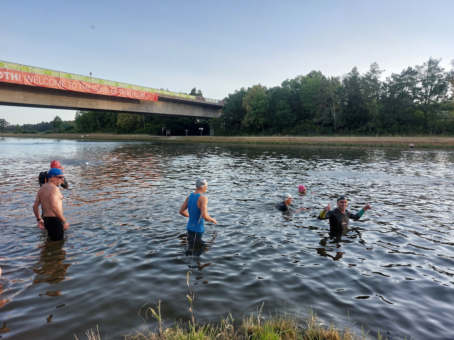Triathleten in einem Fluss.