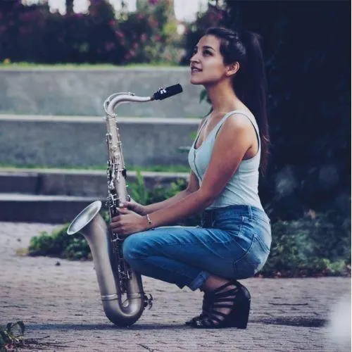 Lucia Sarmiento is a Peruvian saxophonist that recommends Key Leaves care products. 