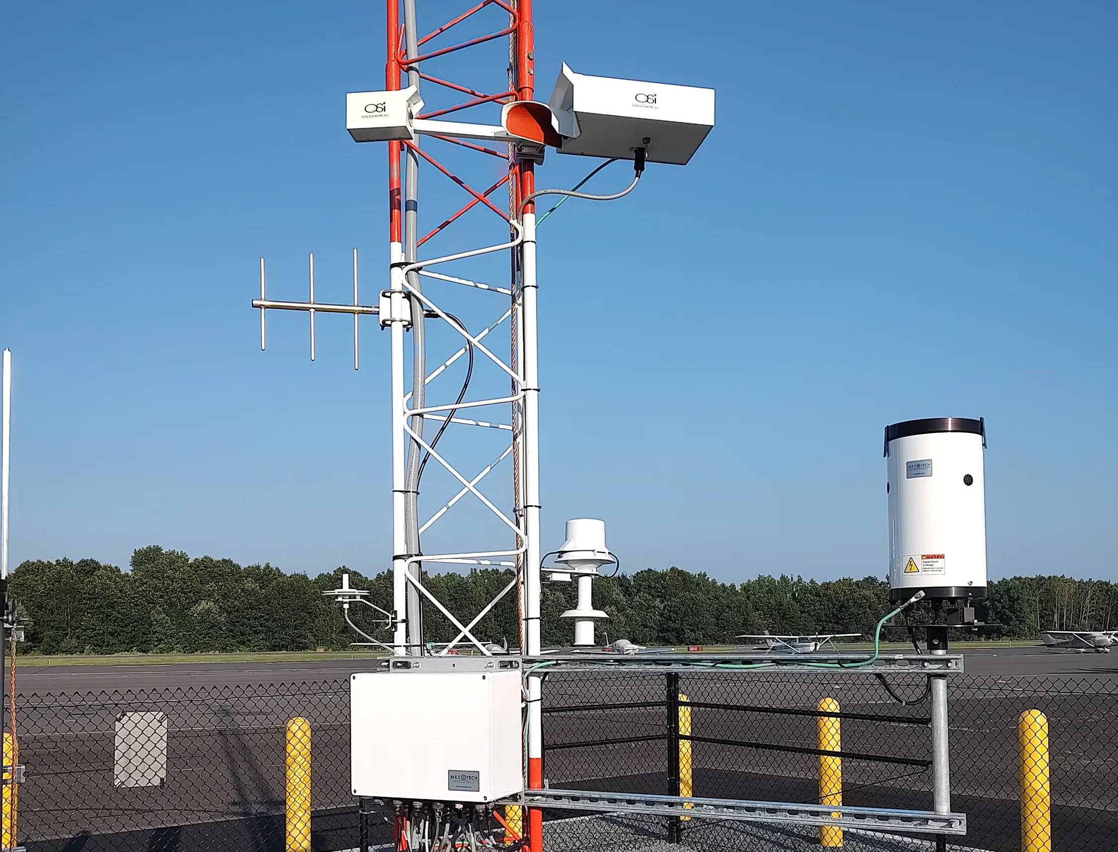 Mesotech Airport Weather Advisor® AWOS-3PT at Robertson Field Airport (K4B8) in Plainville, Connecticut.