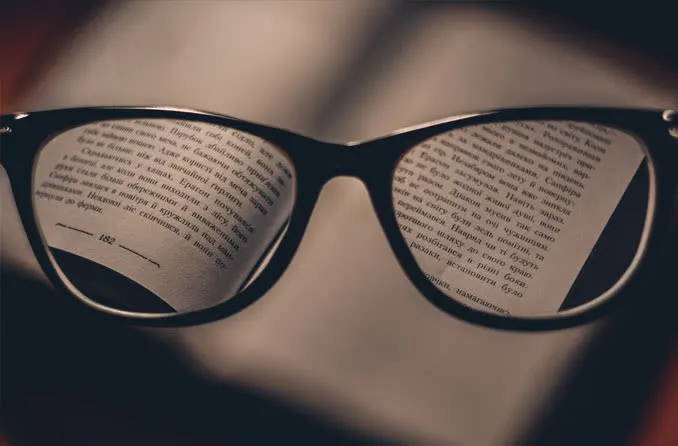 vision à travers des lunettes de lecture
