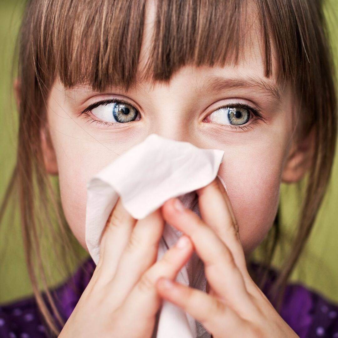 Dieťa sa pozerá do boku počas toho, ako si smrká nos - má alergickú nádchu, čo ho veľmi trápi