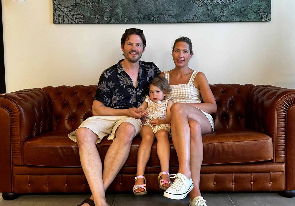 Clemens, Gründer von Good Wilhelm mit Familie auf einem Ledersofa