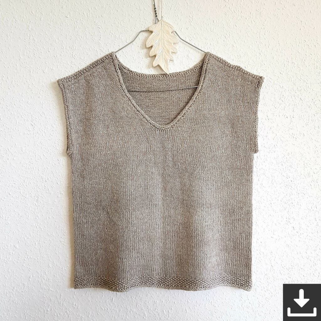Ein beiges Strickshirt mit kurzen Ärmeln, das auf einem Bügel hängt.