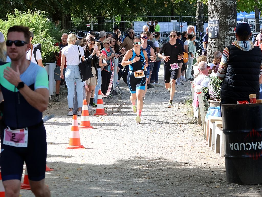 Athleten und Zuschauer auf der Laufstrecke beim triathlon.de CUP Königsbrunn 2026.