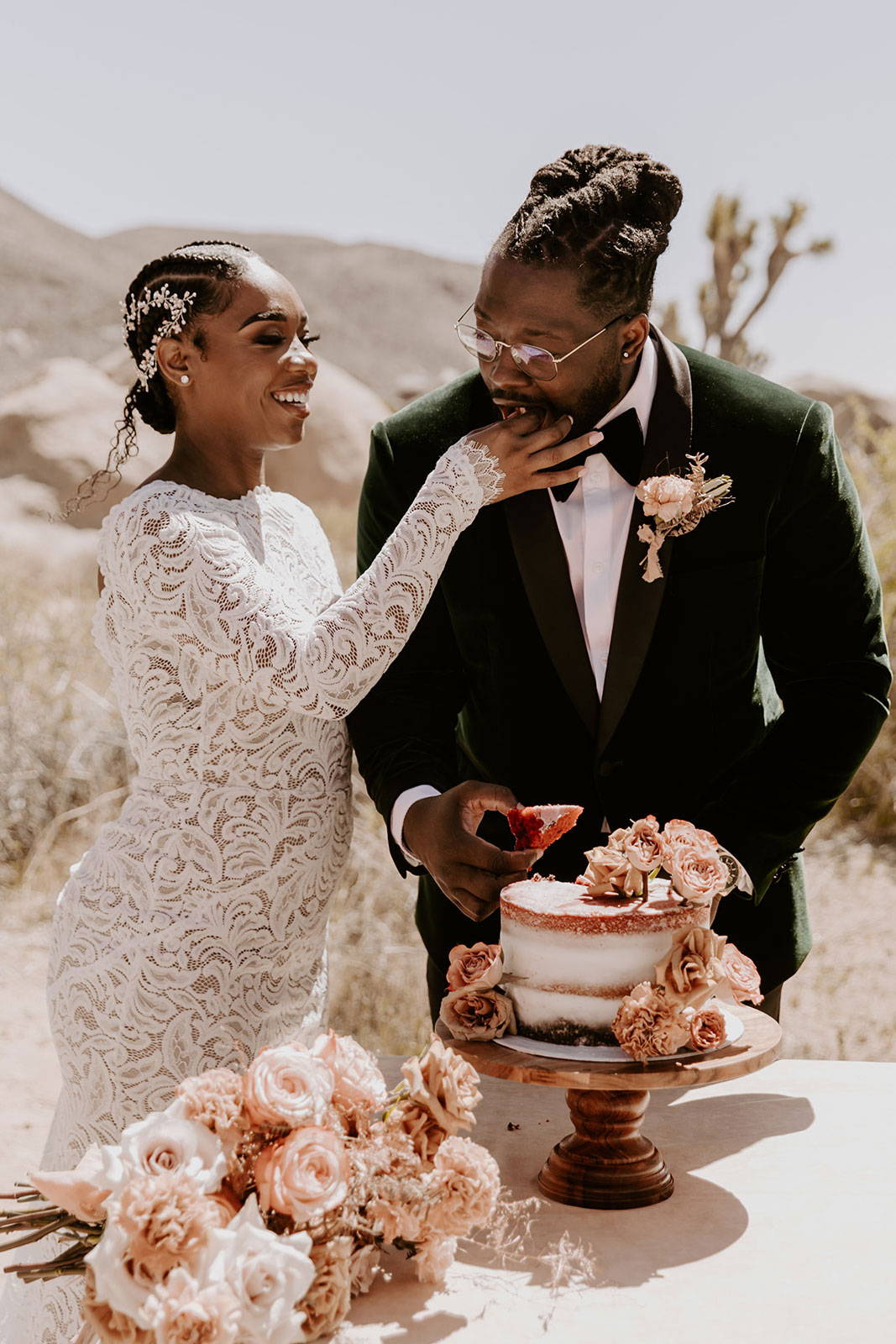 Les mariés mangeant le gâteau de mariage