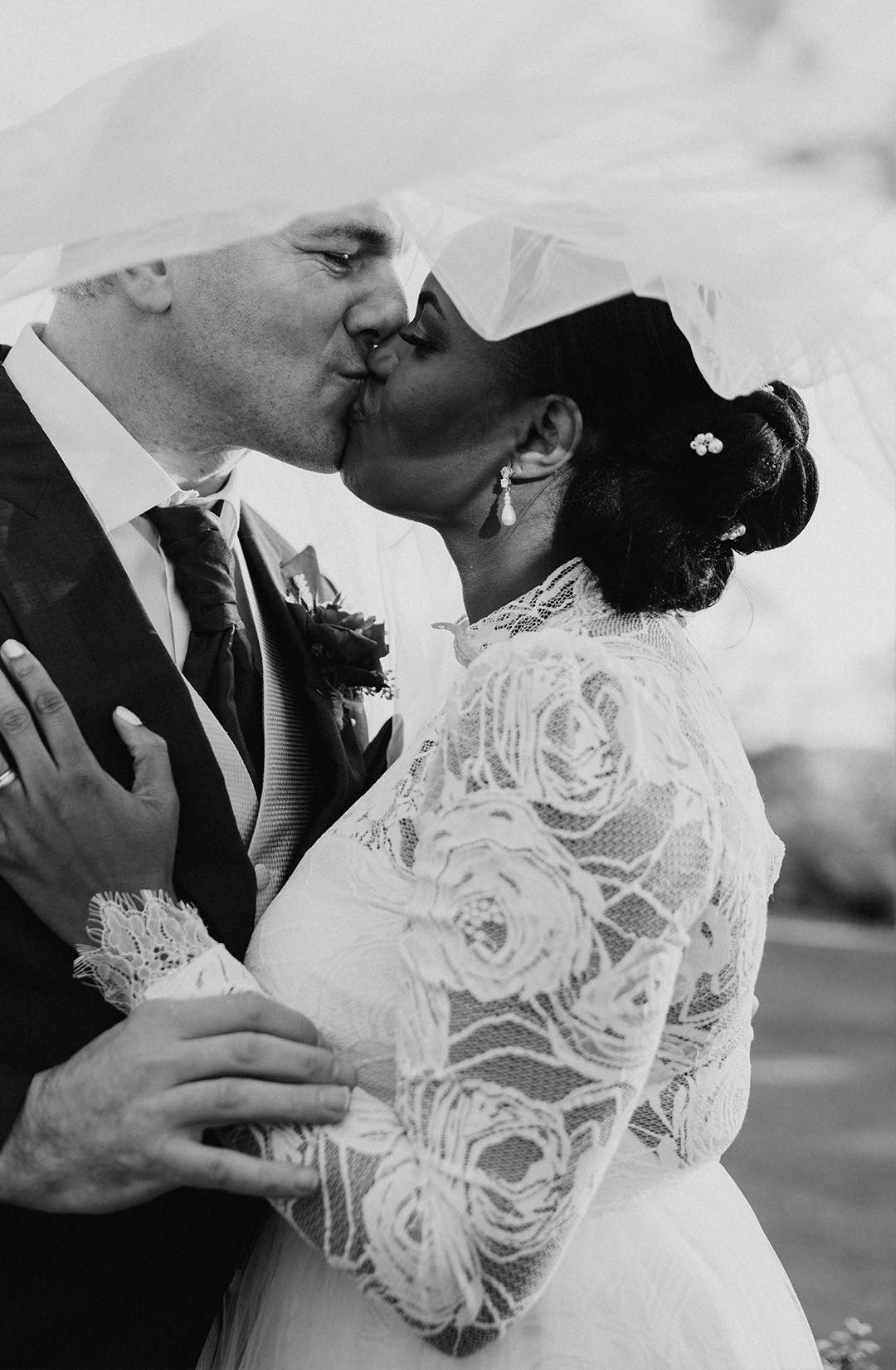 La mariée et le marié partageant un baiser