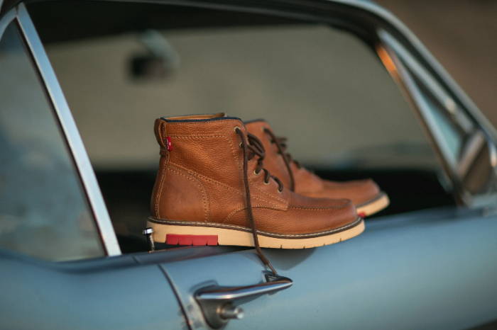 Levi's Daleside boots on car window 