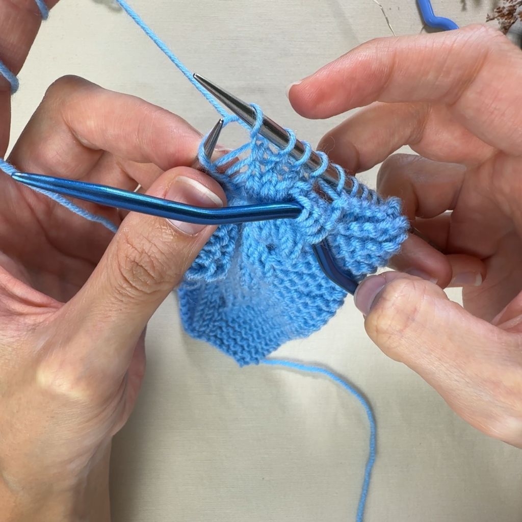 Linksgeneigten Zopf stricken: Schritt 5.