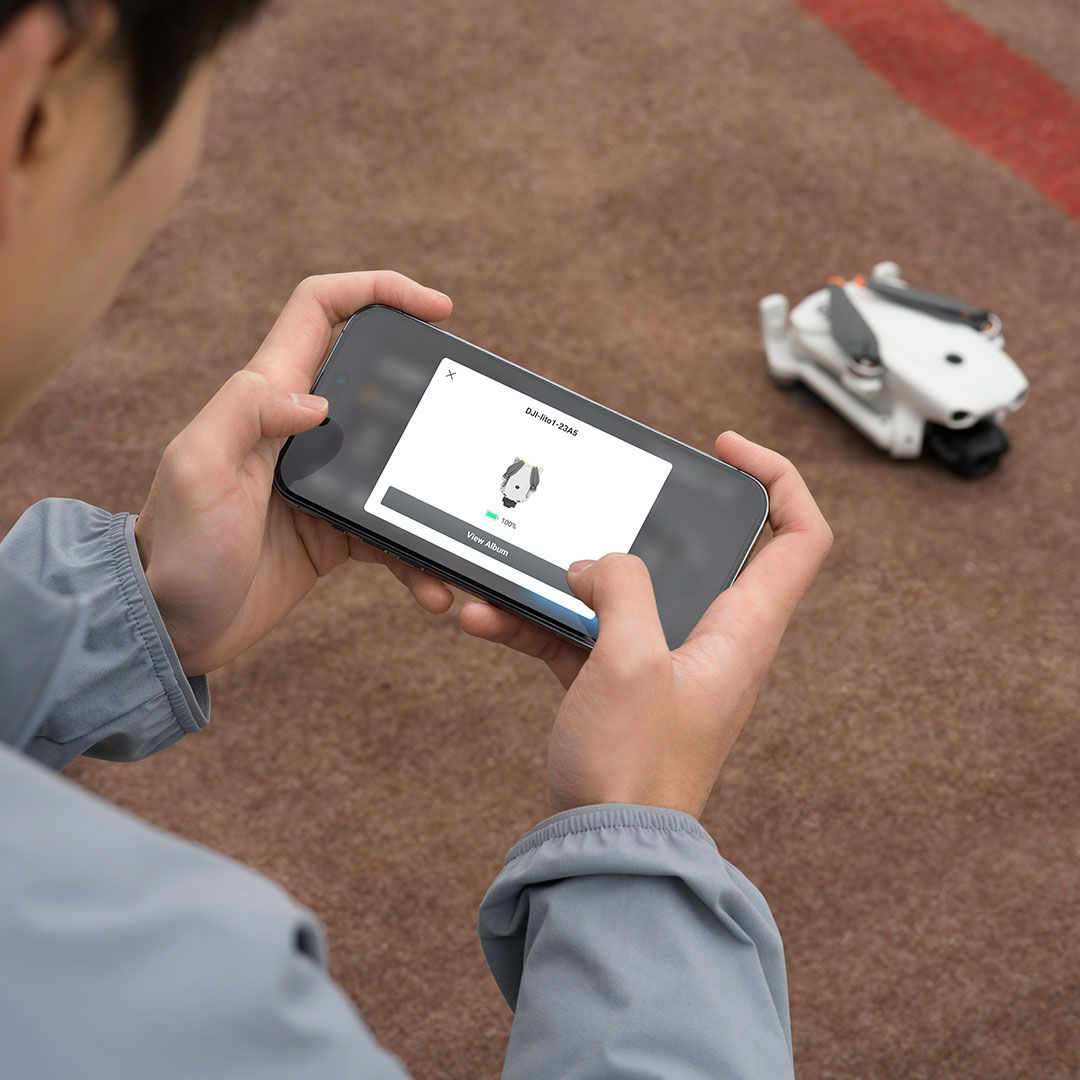 Person using a smartphone to transfer files from the DJI Lito 1