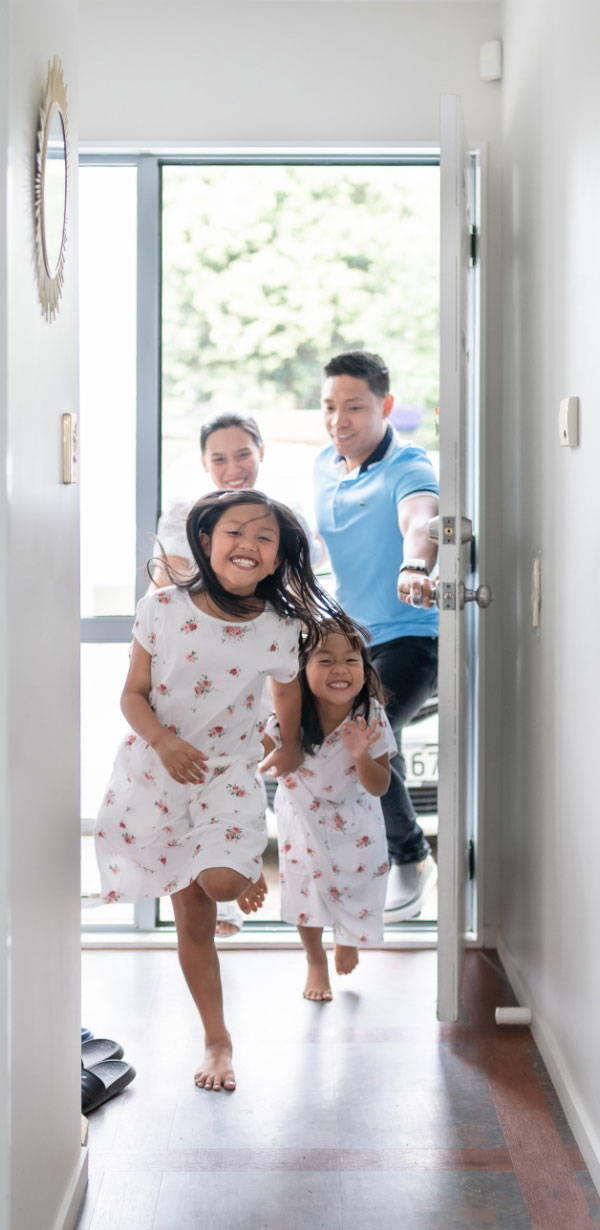 la famille entre dans la maison