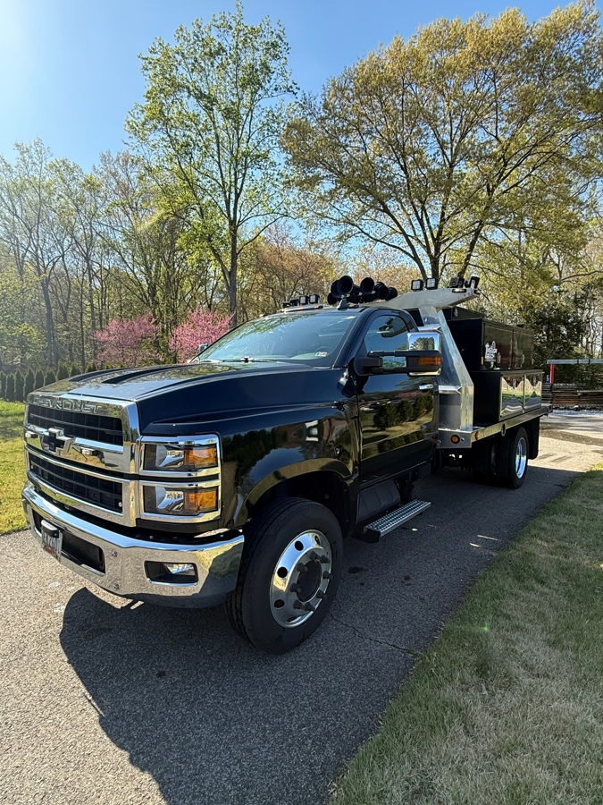 Wide three-quarter showcase Glenn's 2020 Chevy Silverado 6500HD HornBlasters Nathan AirChime K5LA train horn customer install gallery photo 8