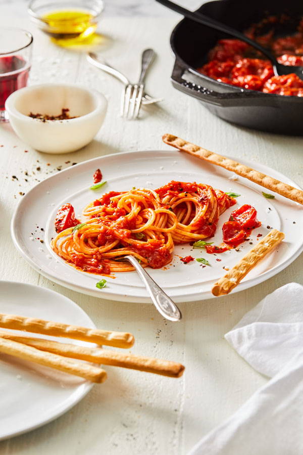 Pasta pomodoro served with spaghetti and breadsticks