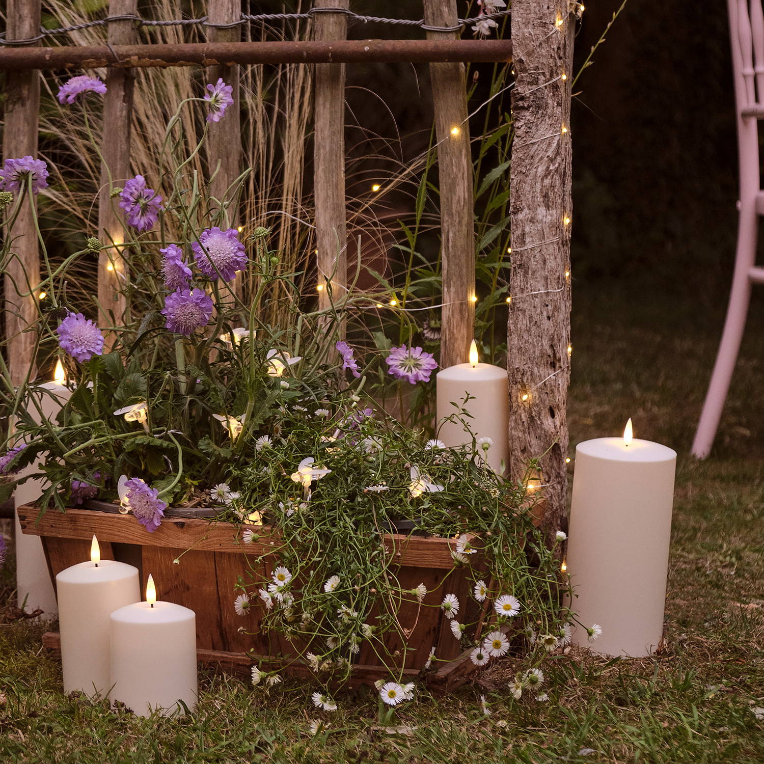 Une sélection de bougies d'extérieur, une guirlande lumineuse en forme d'abeille et une guirlande micro LED. 