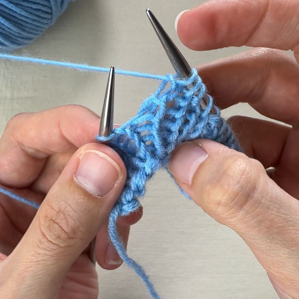 Linksverschränkt stricken: Die Masche ist nun fertig und liegt linksverschränkt auf der rechten Nadel.