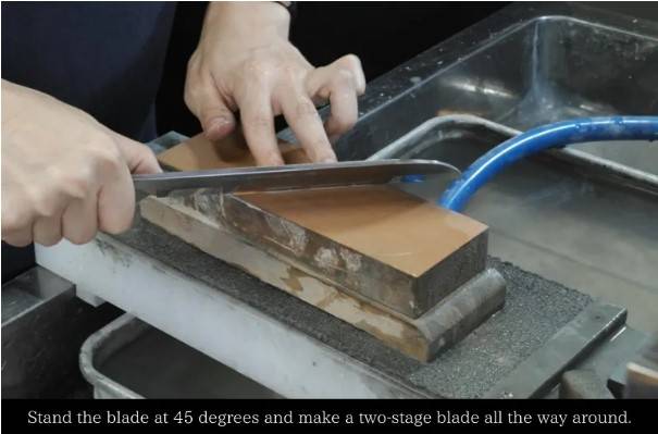 How to sharpen the Usuba : Stand the blade at 45 degrees.