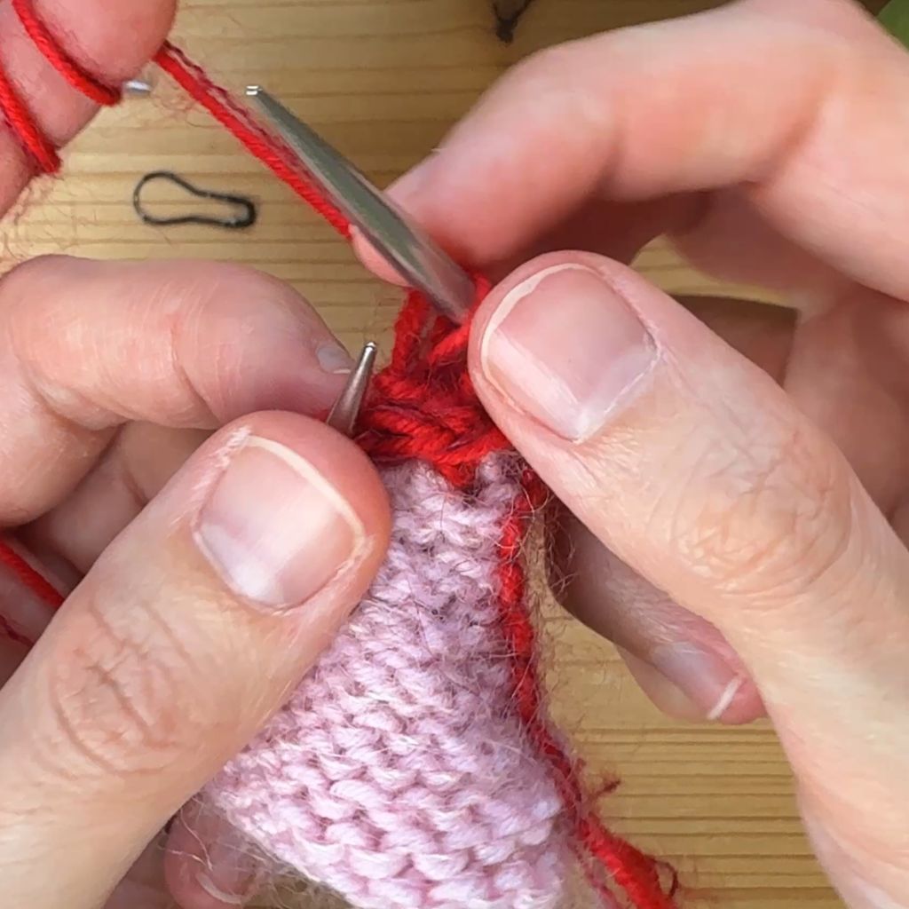 I-Cord anstricken. Schritt 5.: Die erste Masche des I-Cords liegt auf der rechten Nadel.