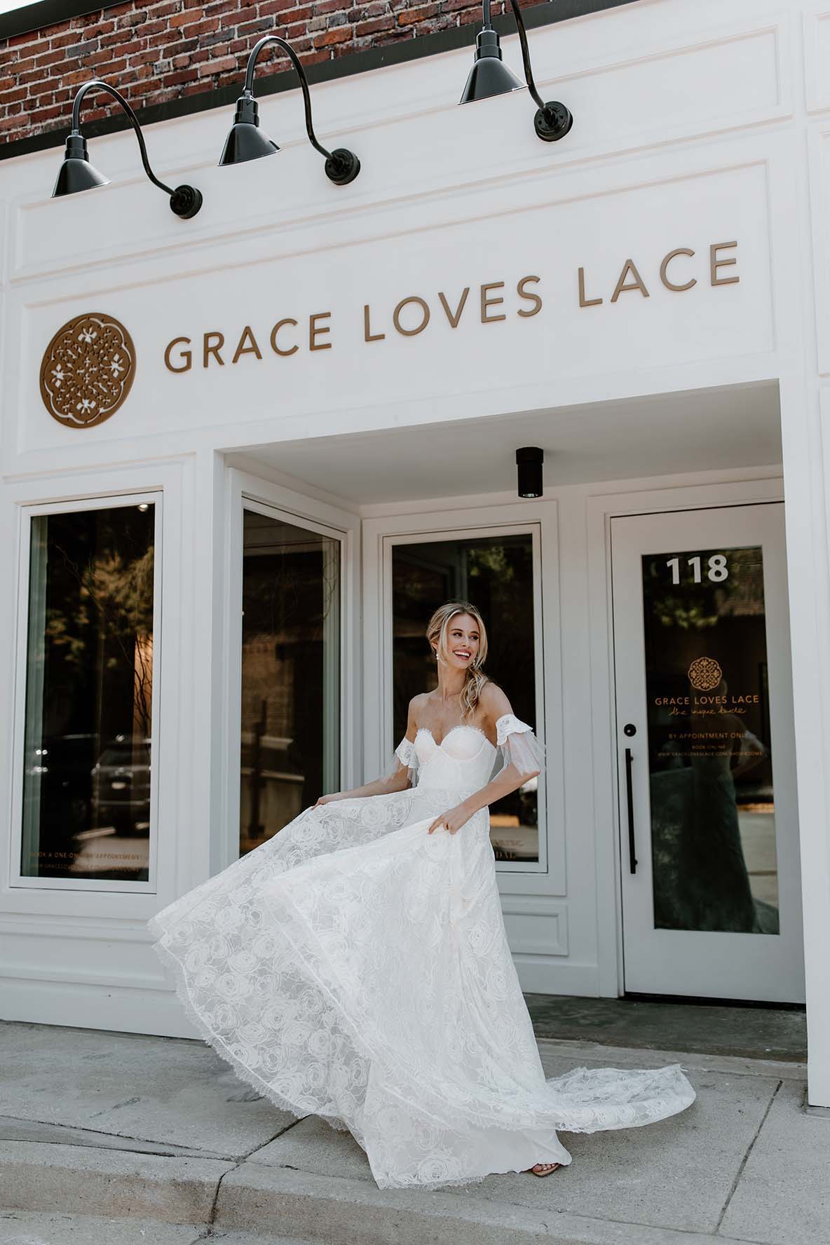 Braut außerhalb von Grace Loves Lace in Atlanta