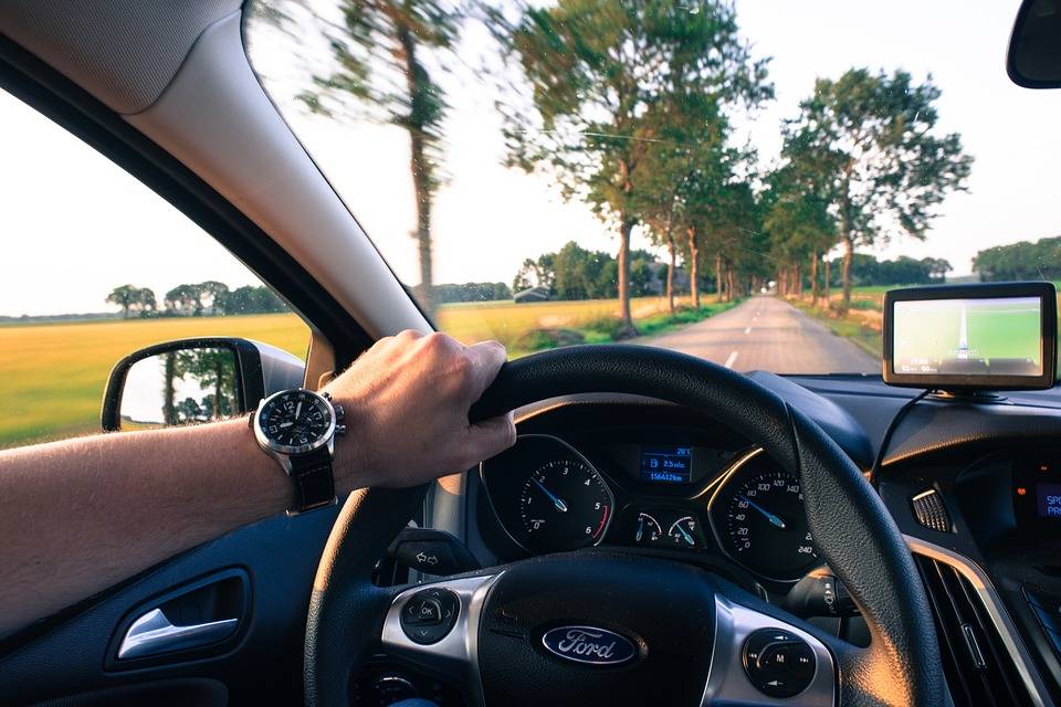 conduire une voiture et regarder à travers le pare-brise sur la route de campagne